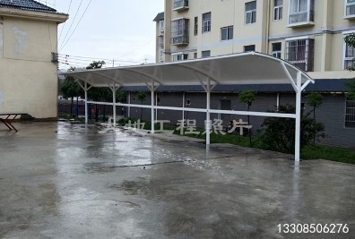 貴州省關(guān)嶺縣崗烏電動(dòng)自行車(chē)充電車(chē)棚順利竣工